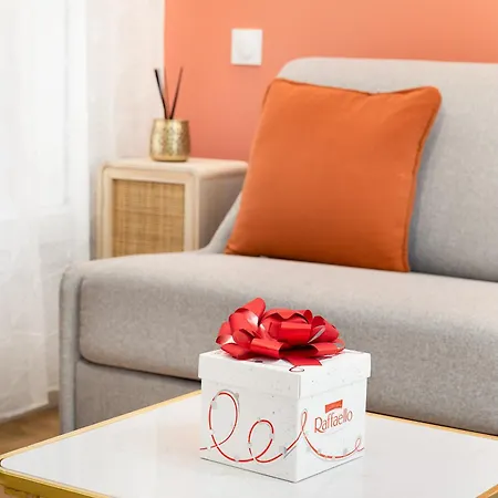 Guestrust- Arc De Triomphe Corail Paris