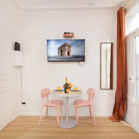 Guestrust- Arc De Triomphe Corail Parijs