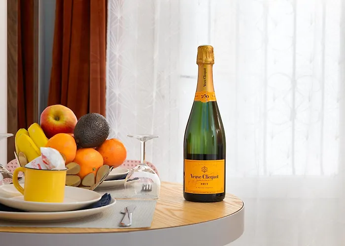 Guestrust- Arc De Triomphe Corail パリ